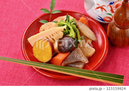 野菜の煮物、たけのこ、菜の花、レンコン、椎茸、ニンジン、ごぼう、大根、蒟蒻、がんもどき、煮しめ。 123159924