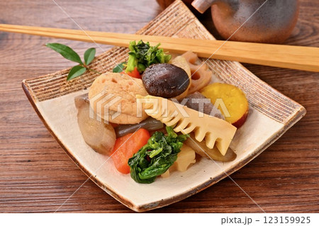 野菜の煮物、たけのこ、菜の花、レンコン、椎茸、ニンジン、ごぼう、大根、蒟蒻、がんもどき、煮しめ。 123159925