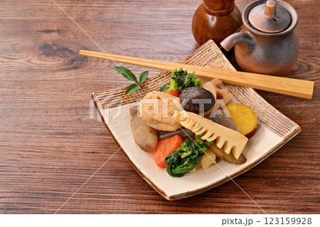 野菜の煮物、たけのこ、菜の花、レンコン、椎茸、ニンジン、ごぼう、大根、蒟蒻、がんもどき、煮しめ。 野菜の煮物、たけのこ、菜の花、レンコン、椎茸、ニンジン、ごぼう、大根、蒟蒻、がんもどき、煮しめ。 123159928