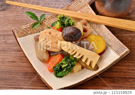 野菜の煮物、たけのこ、菜の花、レンコン、椎茸、ニンジン、ごぼう、大根、蒟蒻、がんもどき、煮しめ。 123159929