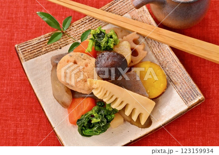 野菜の煮物、たけのこ、菜の花、レンコン、椎茸、ニンジン、ごぼう、大根、蒟蒻、がんもどき、煮しめ。 123159934
