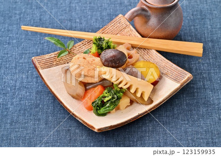 野菜の煮物、たけのこ、菜の花、レンコン、椎茸、ニンジン、ごぼう、大根、蒟蒻、がんもどき、煮しめ。 123159935