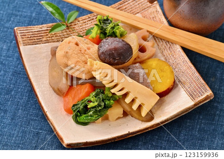 野菜の煮物、たけのこ、菜の花、レンコン、椎茸、ニンジン、ごぼう、大根、蒟蒻、がんもどき、煮しめ。 野菜の煮物、たけのこ、菜の花、レンコン、椎茸、ニンジン、ごぼう、大根、蒟蒻、がんもどき、煮しめ。 123159936