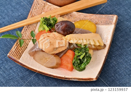 野菜の煮物、たけのこ、菜の花、レンコン、椎茸、ニンジン、ごぼう、大根、蒟蒻、がんもどき、煮しめ。 123159937