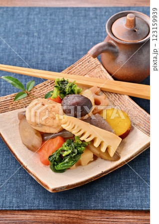 野菜の煮物、たけのこ、菜の花、レンコン、椎茸、ニンジン、ごぼう、大根、蒟蒻、がんもどき、煮しめ。 123159939