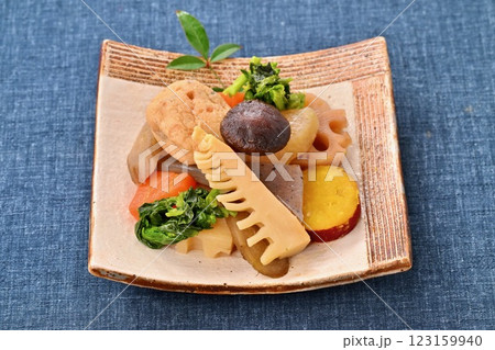 野菜の煮物、たけのこ、菜の花、レンコン、椎茸、ニンジン、ごぼう、大根、蒟蒻、がんもどき、煮しめ。 野菜の煮物、たけのこ、菜の花、レンコン、椎茸、ニンジン、ごぼう、大根、蒟蒻、がんもどき、煮しめ。 123159940