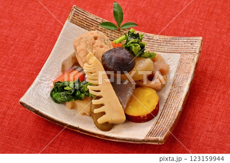 野菜の煮物、たけのこ、菜の花、レンコン、椎茸、ニンジン、ごぼう、大根、蒟蒻、がんもどき、煮しめ。 123159944