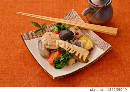野菜の煮物、たけのこ、菜の花、レンコン、椎茸、ニンジン、ごぼう、大根、蒟蒻、がんもどき、煮しめ。 123159949