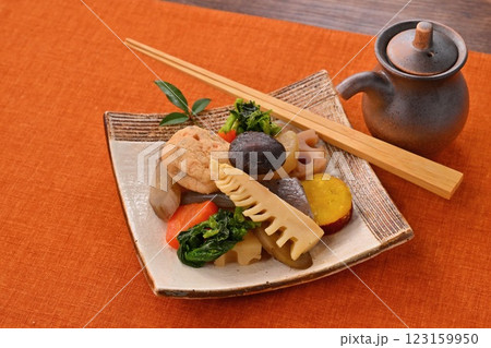 野菜の煮物、たけのこ、菜の花、レンコン、椎茸、ニンジン、ごぼう、大根、蒟蒻、がんもどき、煮しめ。 123159950