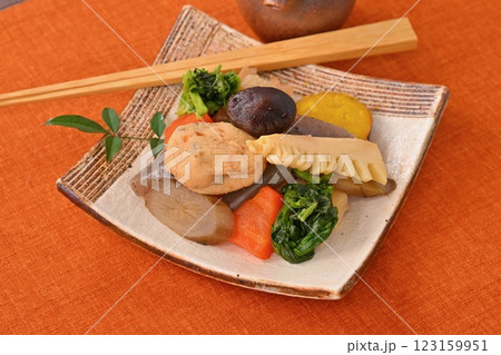 野菜の煮物、たけのこ、菜の花、レンコン、椎茸、ニンジン、ごぼう、大根、蒟蒻、がんもどき、煮しめ。 123159951