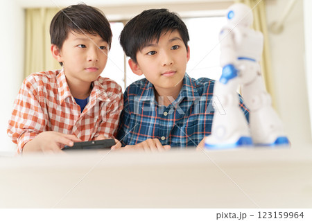 ロボットを動かす男子小学生 123159964