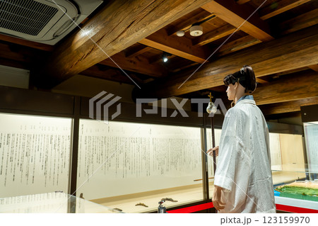 熊本県天草郡苓北町　富岡城内にある苓北町歴史資料館に展示されている天草四郎のマネキンと資料 123159970