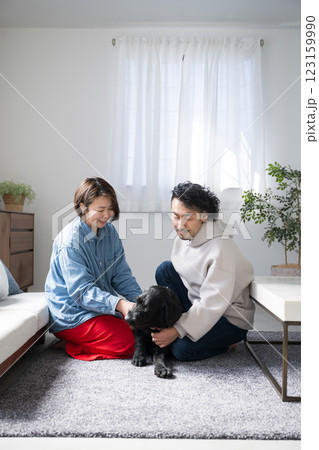 大型犬を飼う家族　リビングフリー大型犬 123159990