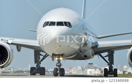 ANA B777福岡空港タキシング 123160098