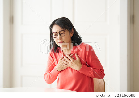 動悸がする女性 123160099