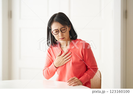 動悸がする女性 123160100