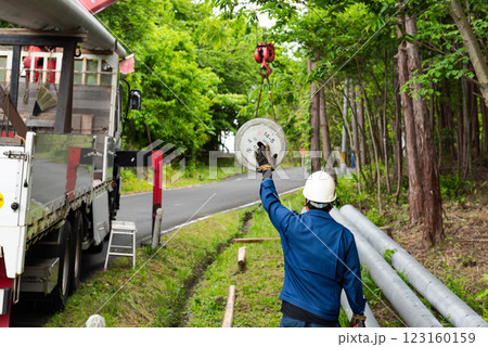電柱の運搬荷下ろし作業 小型移動式クレーン 123160159