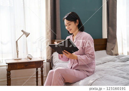 朝起きてモーニングノートを書く女性 123160191
