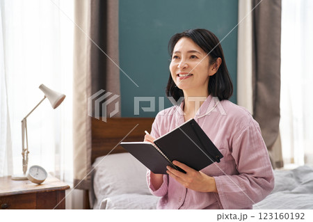 朝起きてモーニングノートを書く女性 123160192