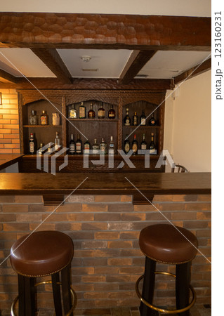 神戸市垂水区のジェームス邸の室内にあるバーカウンター 123160231