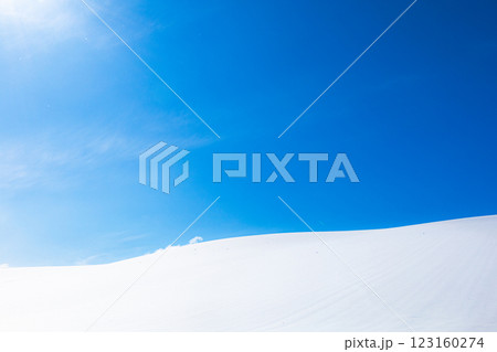 青空と雪原と太陽のシンプルな風景 青空と雪原と太陽のシンプルな風景 123160274