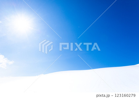 青空と雪原と太陽のシンプルな風景 123160279