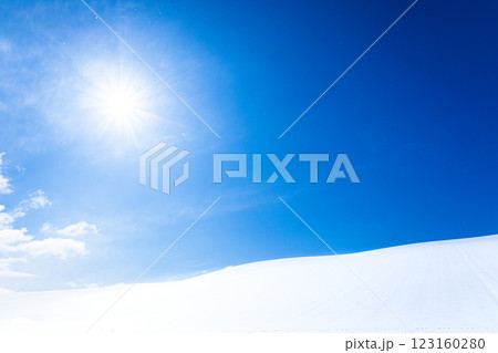 青空と雪原と太陽のシンプルな風景 123160280