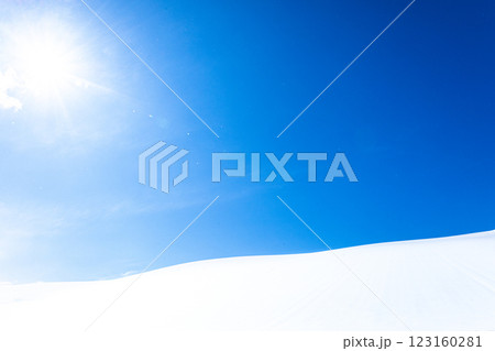 青空と雪原と太陽のシンプルな風景 青空と雪原と太陽のシンプルな風景 123160281