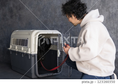 クレート訓練をする大型犬 123160350