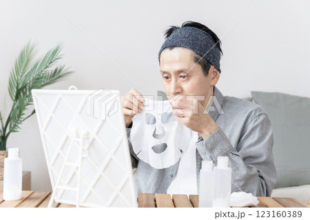フェイスマスクを使うミドル男性　乾燥肌　保湿　フェイスケア 123160389