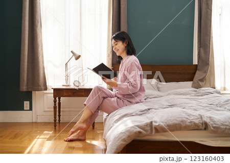 朝起きてモーニングノートを書く女性 123160403