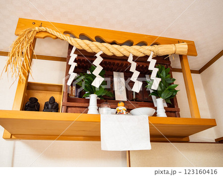 一般的な住居の神棚 123160416