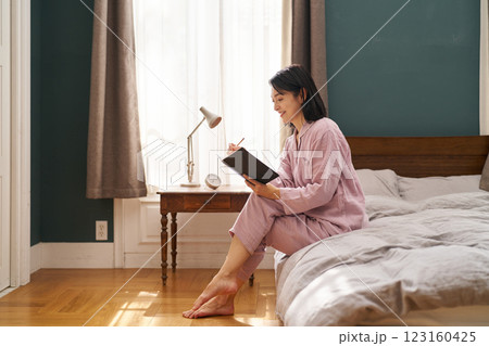朝起きてモーニングノートを書く女性 朝起きてモーニングノートを書く女性 123160425