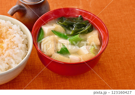 注）湯気は合成です。定番の具のお味噌汁、油あげ、わかめ、ねぎ、豆腐。 123160427