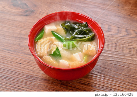 注)湯気は合成です。定番の具のお味噌汁、油あげ、わかめ、ねぎ、豆腐。 注)湯気は合成です。定番の具のお味噌汁、油あげ、わかめ、ねぎ、豆腐。 123160429