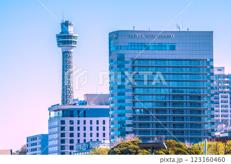 日本の横浜都市景観 山下公園前の横浜マリンタワーやホテルニューグランドなどを望む 日本の横浜都市景観 山下公園前の横浜マリンタワーやホテルニューグランドなどを望む 123160460