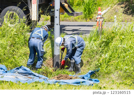 穴掘建柱車による電柱交換工事抜柱工事 123160515