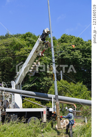 穴掘建柱車による電柱交換工事抜柱工事 穴掘建柱車による電柱交換工事抜柱工事 123160519
