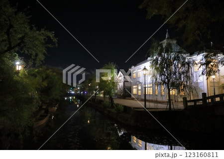 小舟が浮かぶ倉敷川の川面に洋館が写り込む倉敷美観地区の夜景 123160811