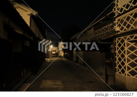 なまこ壁が建ち並ぶ倉敷美観地区の夜の風景 123160827