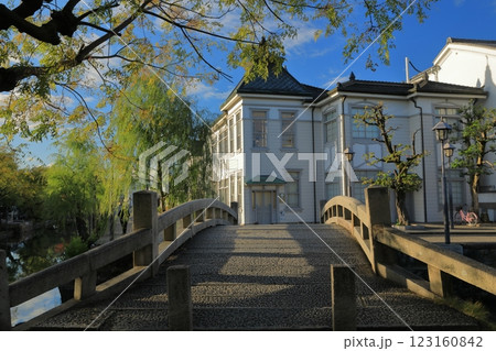 倉敷美観地区の石橋越しに望む倉敷館の風景 123160842