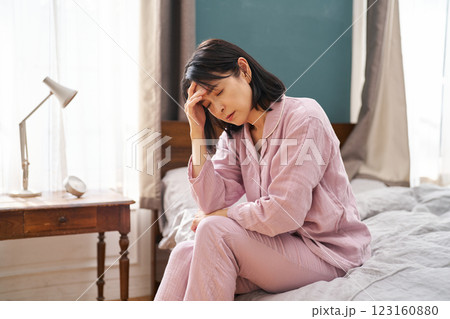 憂鬱な朝を迎える女性 憂鬱な朝を迎える女性 123160880