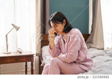 憂鬱な朝を迎える女性 憂鬱な朝を迎える女性 123160882