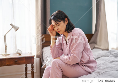 憂鬱な朝を迎える女性 123160883