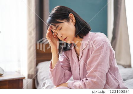 憂鬱な朝を迎える女性 123160884
