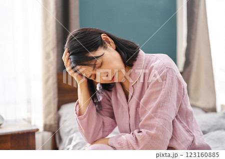 憂鬱な朝を迎える女性 憂鬱な朝を迎える女性 123160885