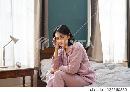 憂鬱な朝を迎える女性 憂鬱な朝を迎える女性 123160886