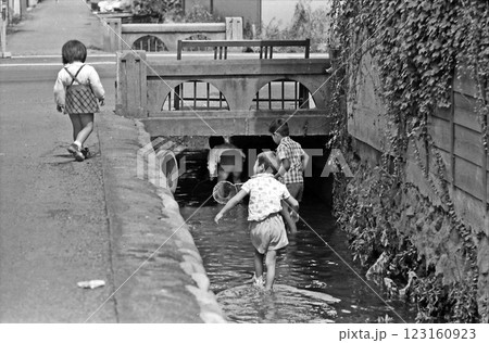 1970年代　水路で遊ぶ昭和の子供のモノクロ写真 123160923