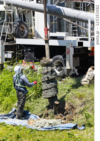穴掘建柱車による電柱交換工事掘削作業 穴掘建柱車による電柱交換工事掘削作業 123161082