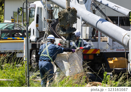 穴掘建柱車による電柱交換工事掘削作業 123161087